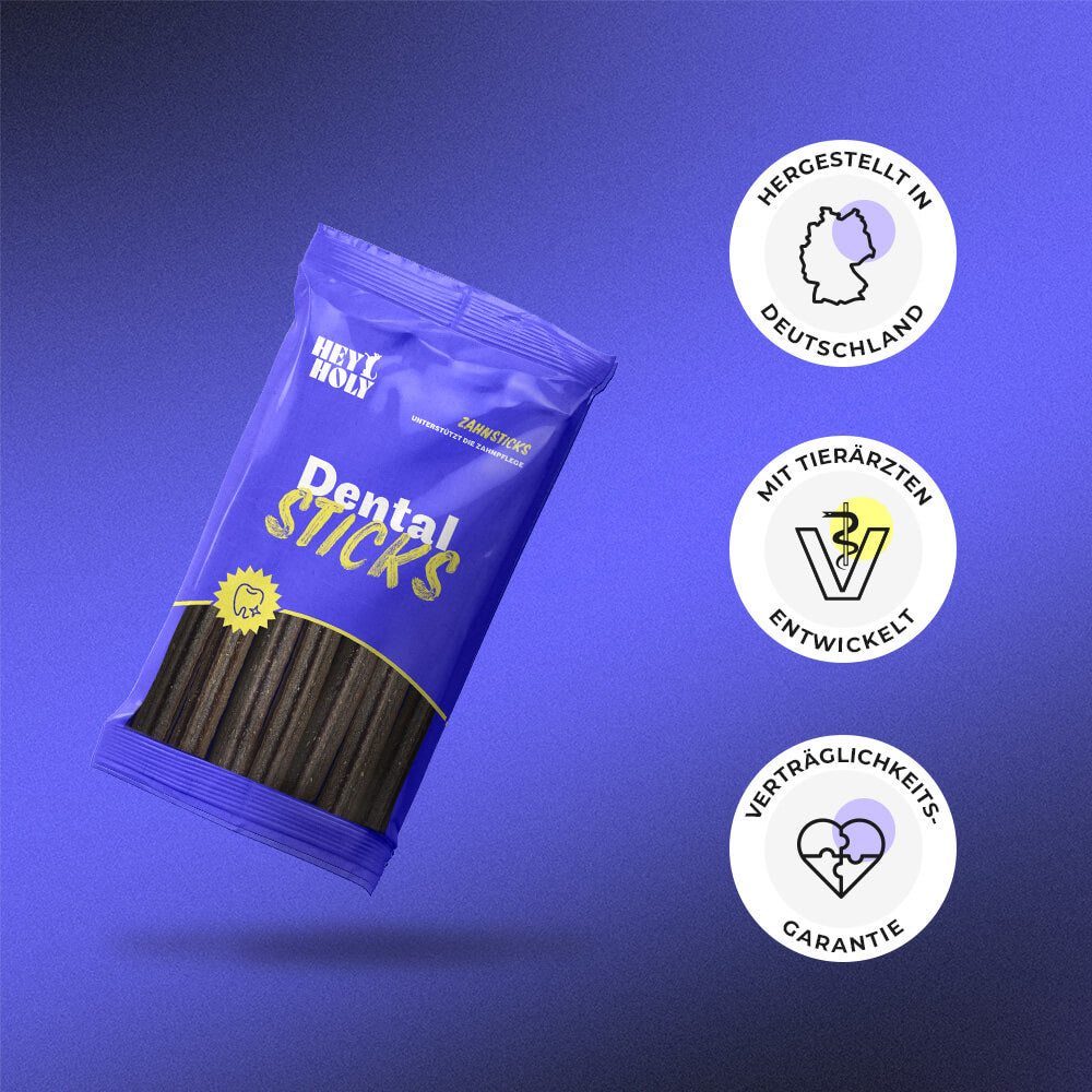 Blaue Tüte Dental Sticks schwebt vor violettem Hintergrund neben drei runden Qualitätssiegeln