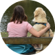 Svenja sitzt mit Hund Marley auf einer Bank